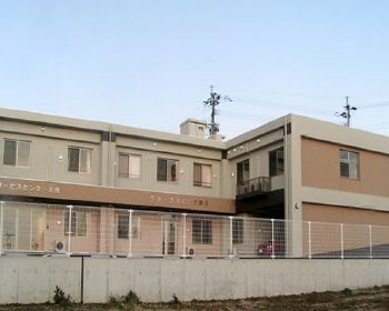 明るい外観の施設外観