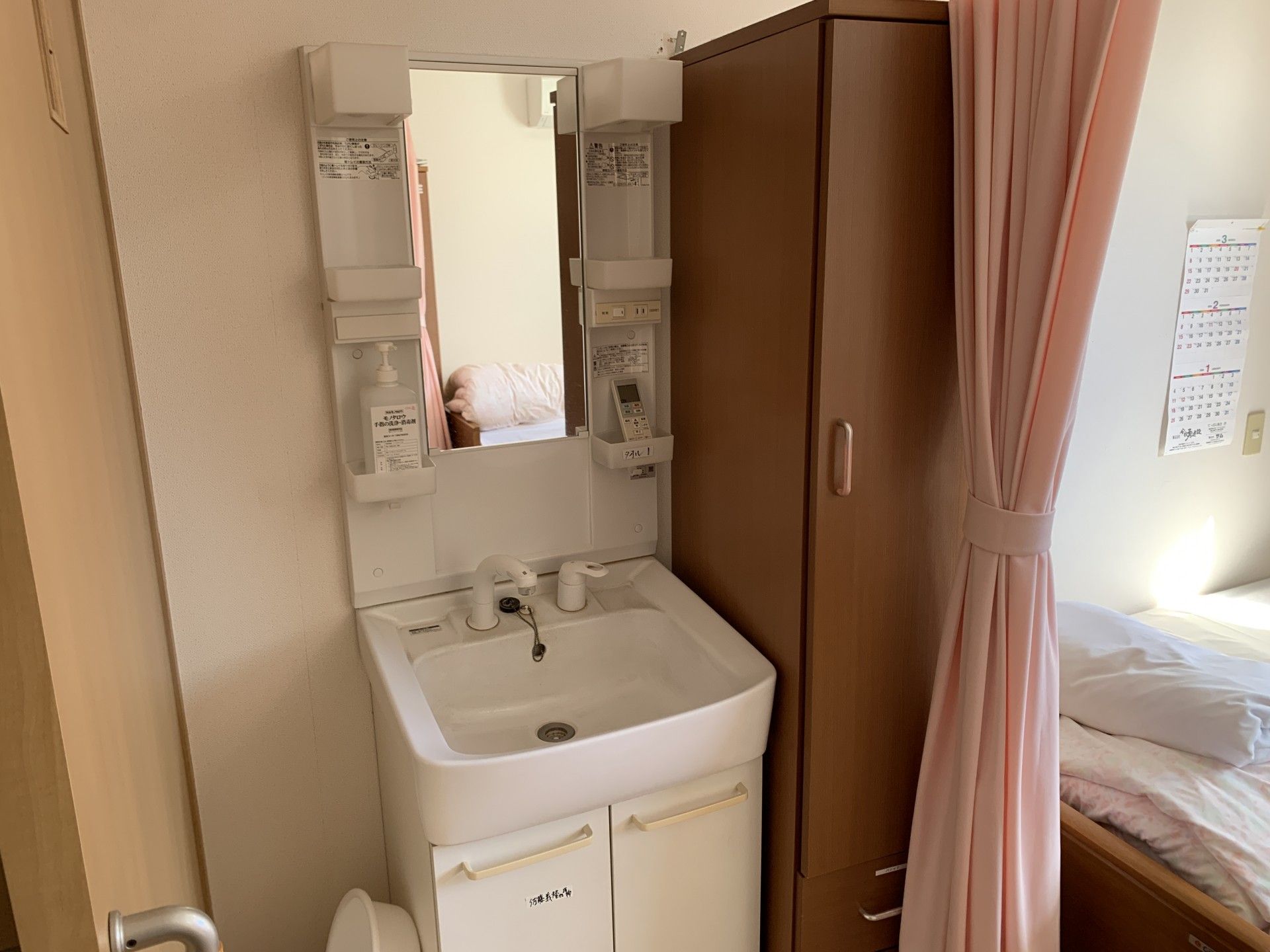 洗面台とカーテンのある部屋