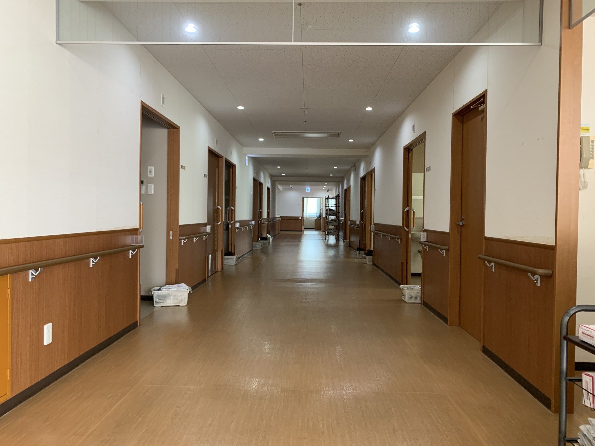 手すり付きの長い廊下