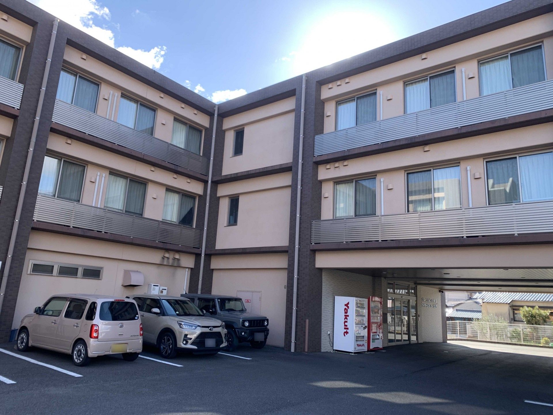 駐車場のある建物外観