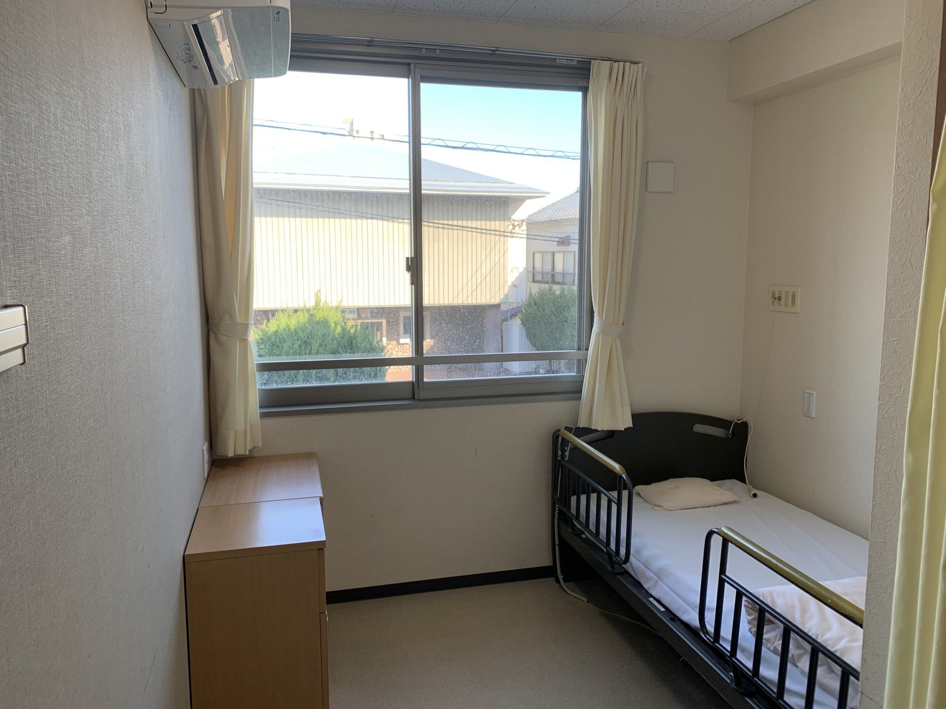 窓際のベッドと家具