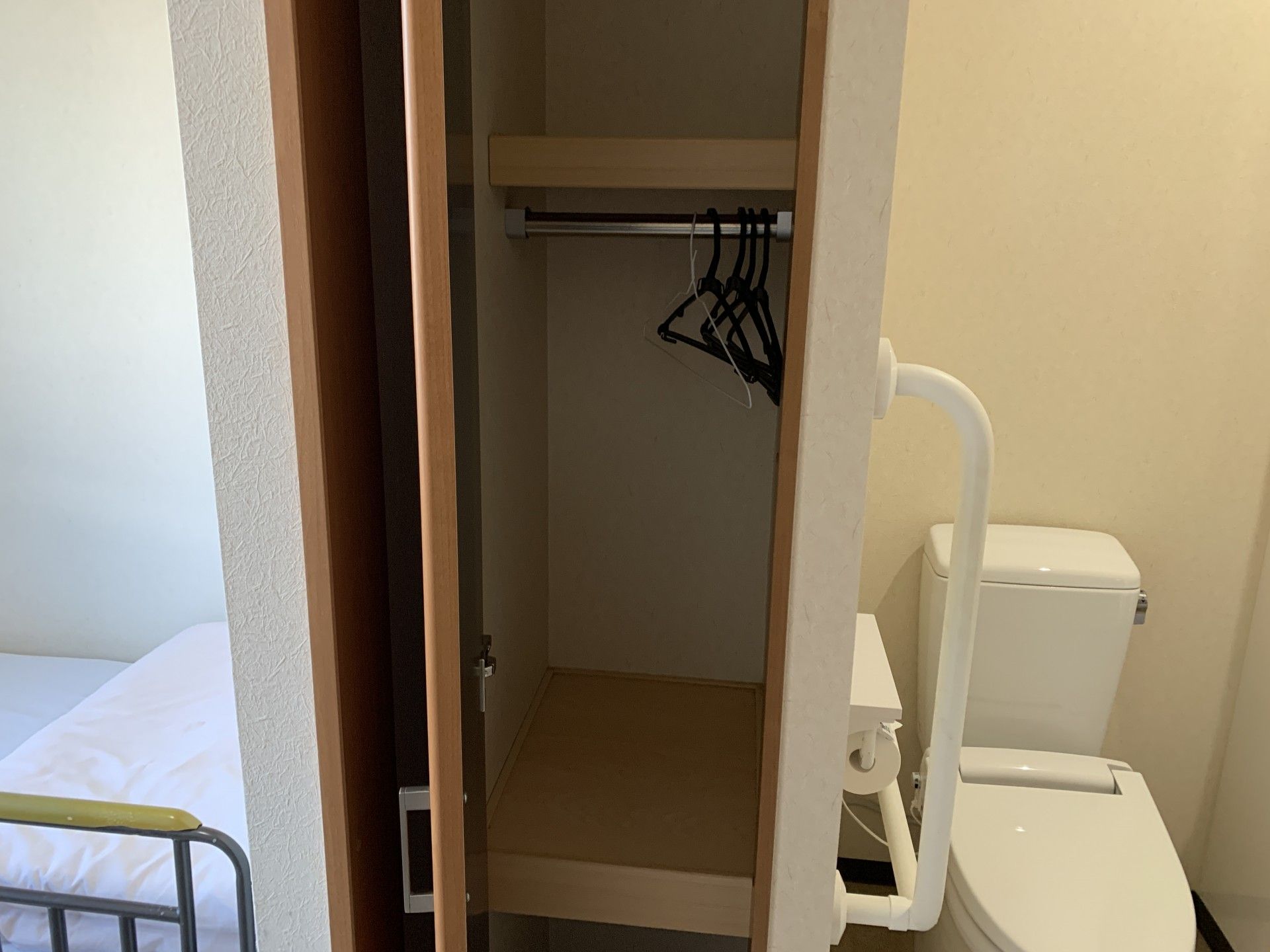 ベッドとトイレのある部屋
