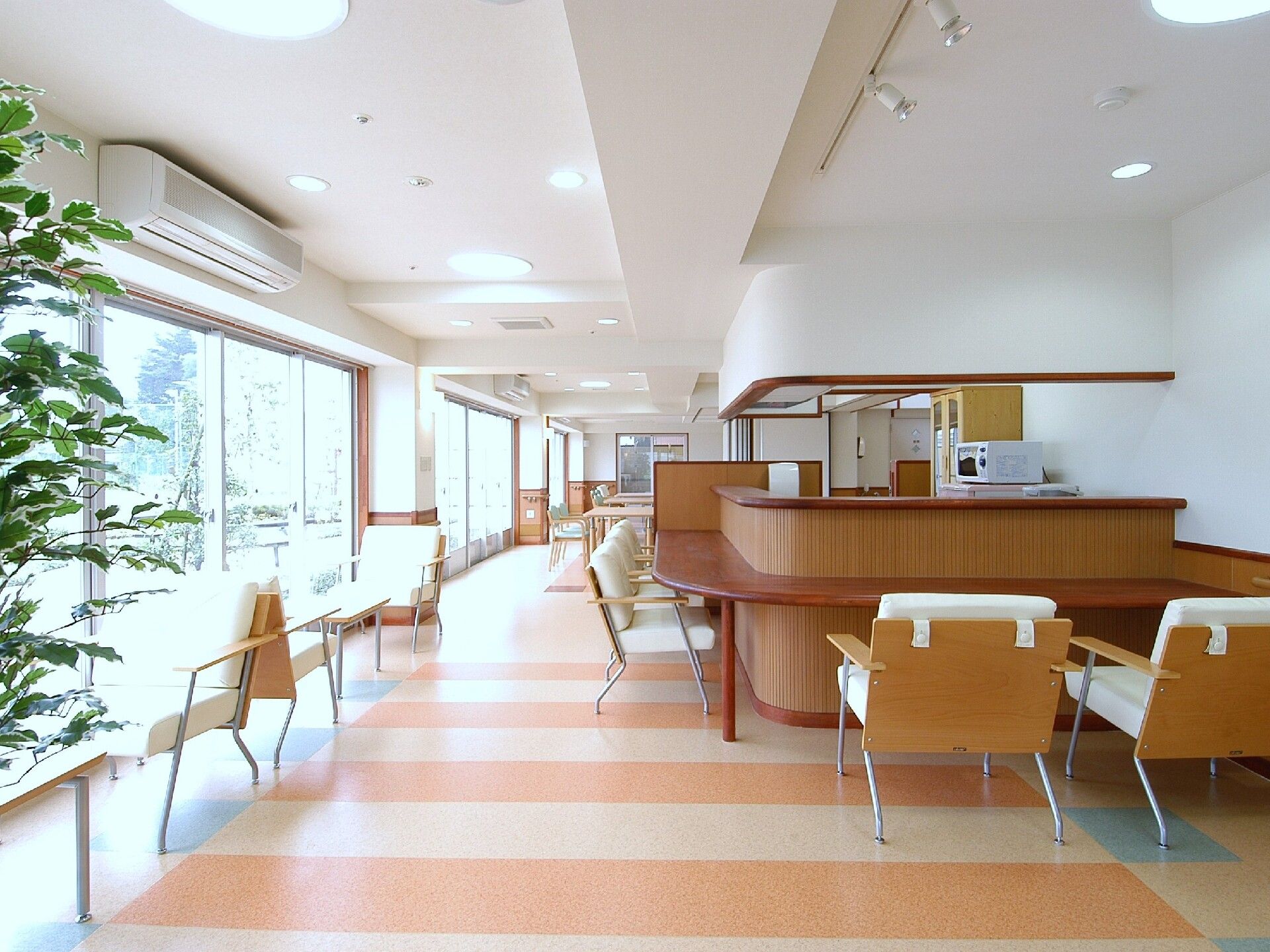 らいふ川越のカフェコーナー。入居者様同士でのおしゃべりをよりお楽しみいただける最適な環境をご用意しております。