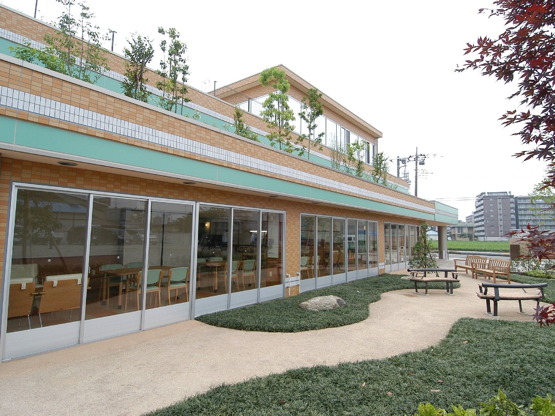 施設の庭。芝生があり、自然豊かだ。