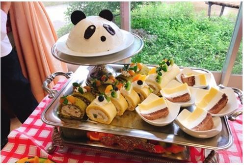 フルーツと生クリームののったロールケーキとパンダ型のケーキ