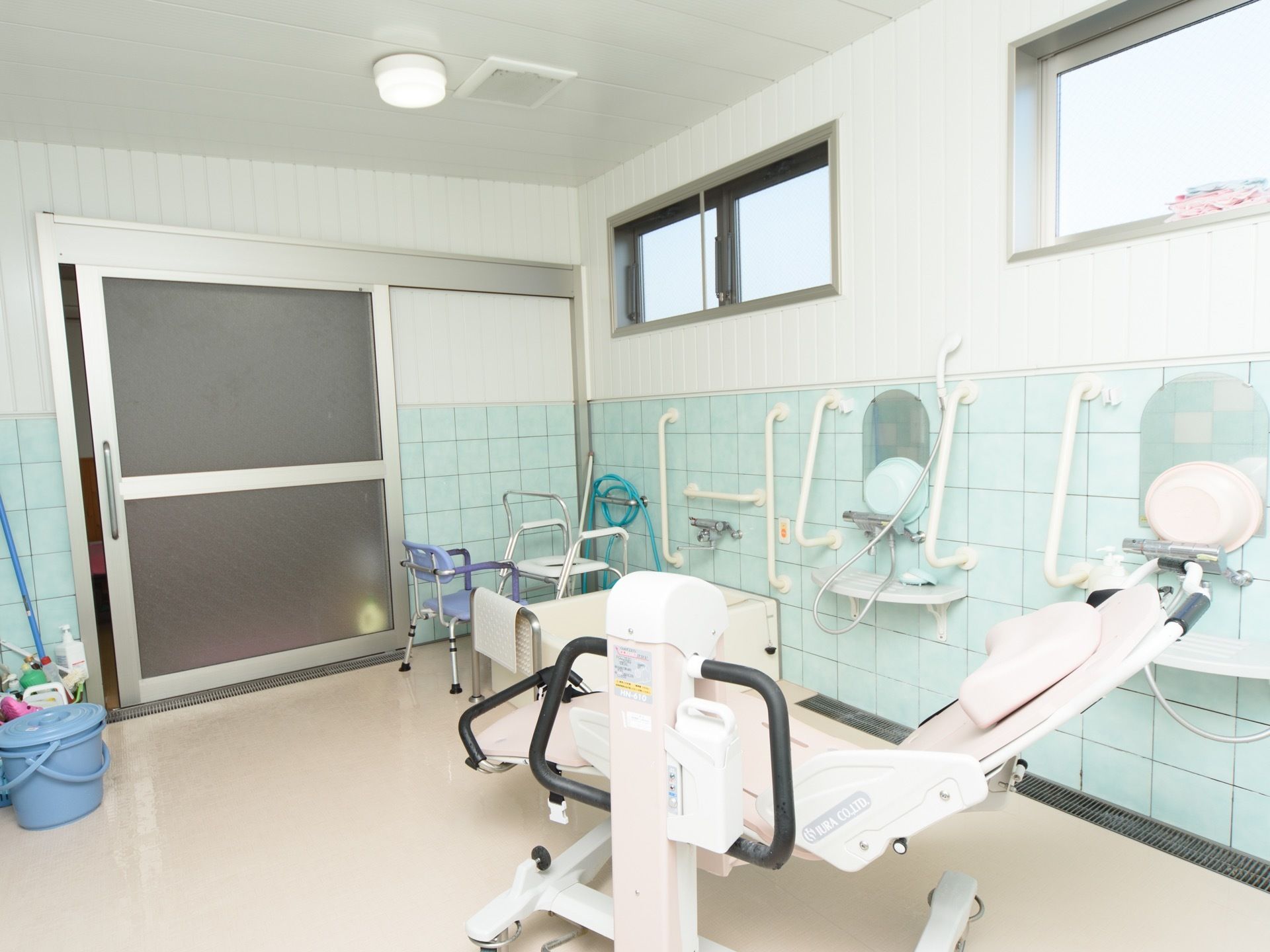 介護対応の浴室の様子。部屋の中にはリフトでストレッチャーを上下させる仕組みの搬送車が用意されている。