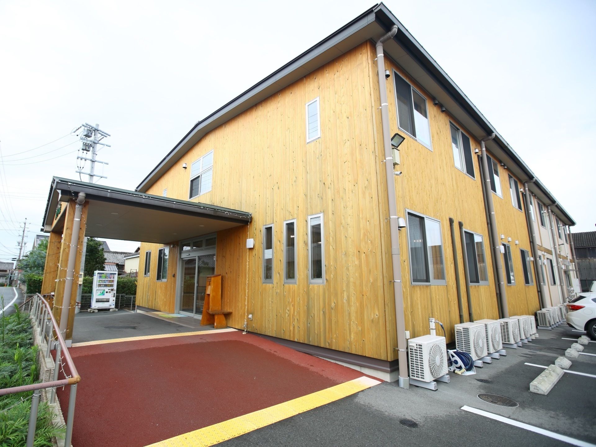 施設は木造２階建ての建物である。エントランスに屋根付きの車寄せが設けられており、建物前に駐車場が用意されている。