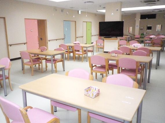 淡い色合いのドアの居室や薄いピンクの調度品がそろっているリビングスペース