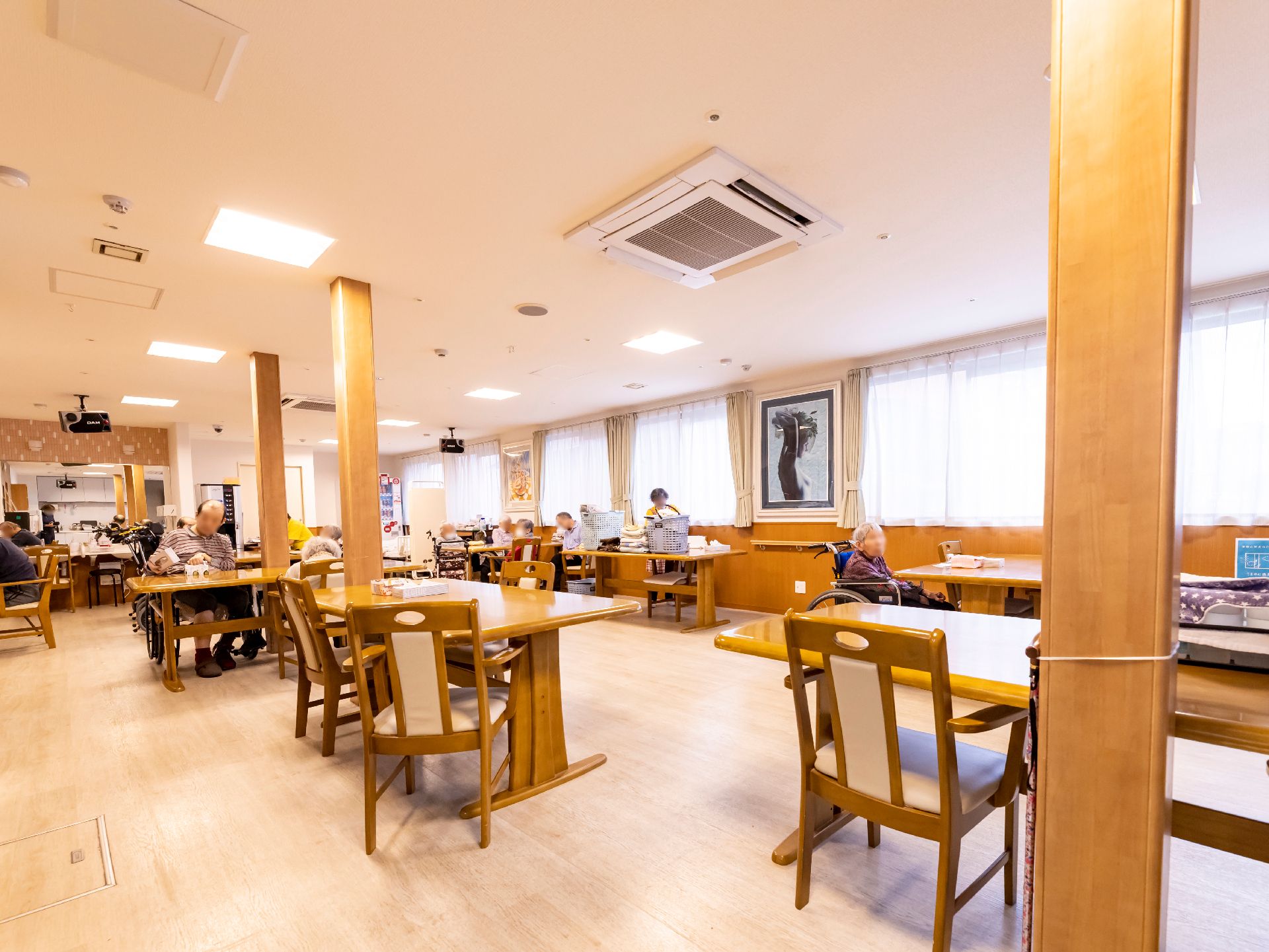 木製の家具を設置した食堂