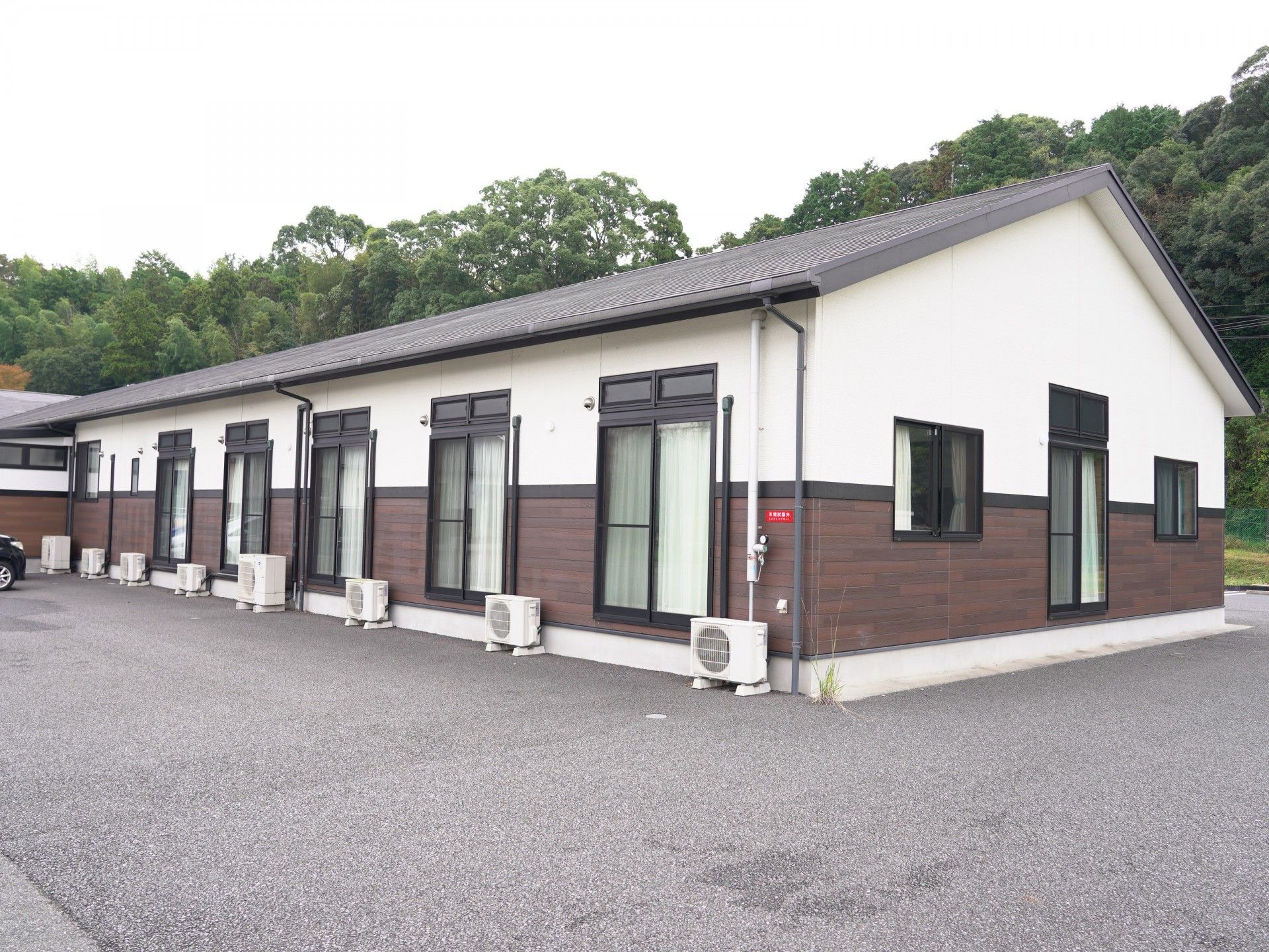 快適な居室が並ぶ施設外観