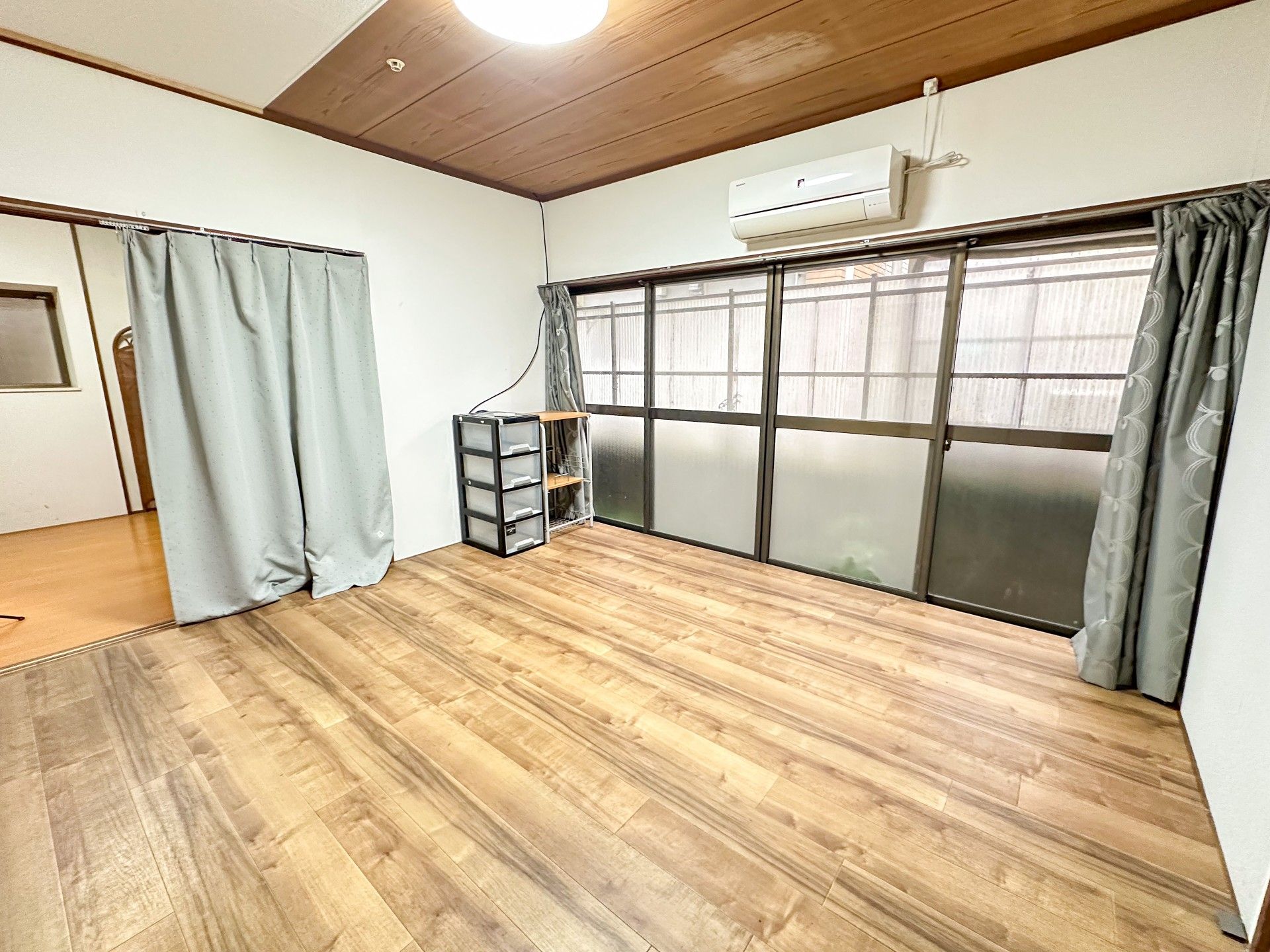 広々とした明るい部屋