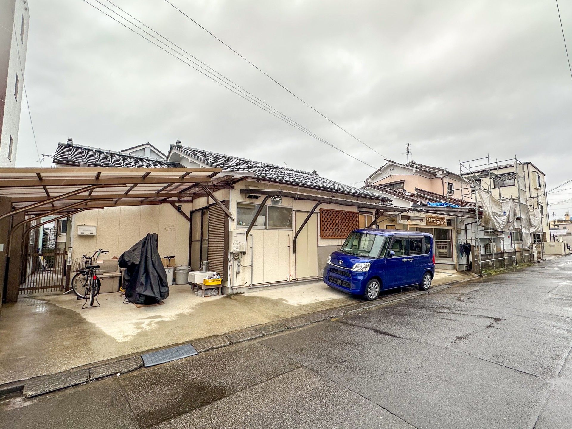 屋根付き駐車場のある住宅