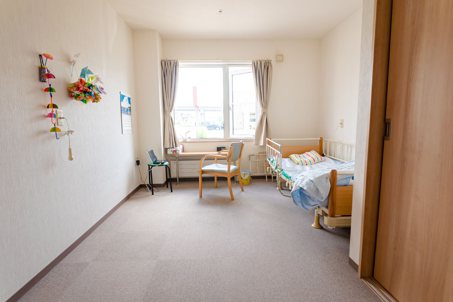 車椅子の方もスムーズに移動していただける居室