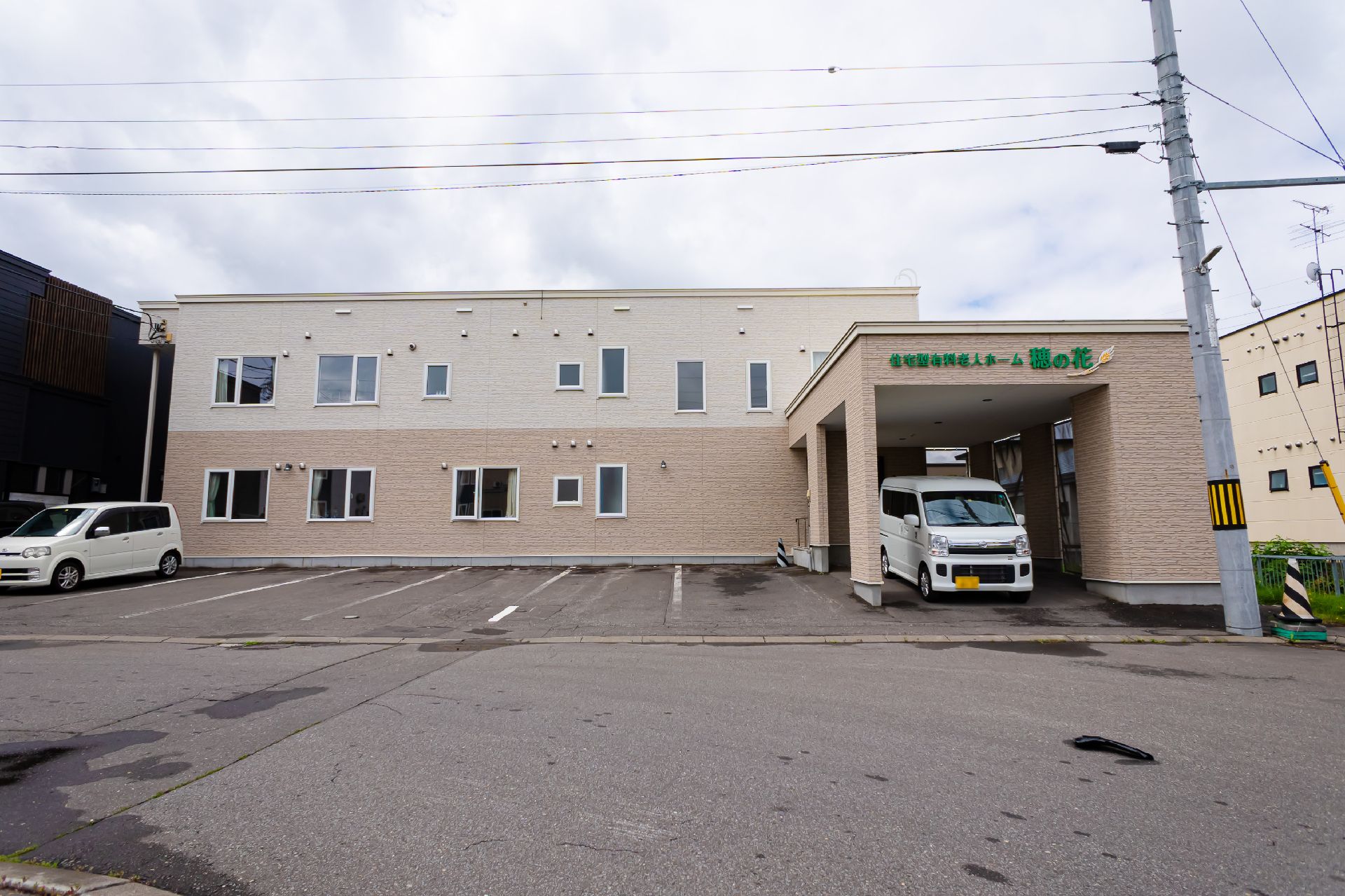 駐車スペースがある外観