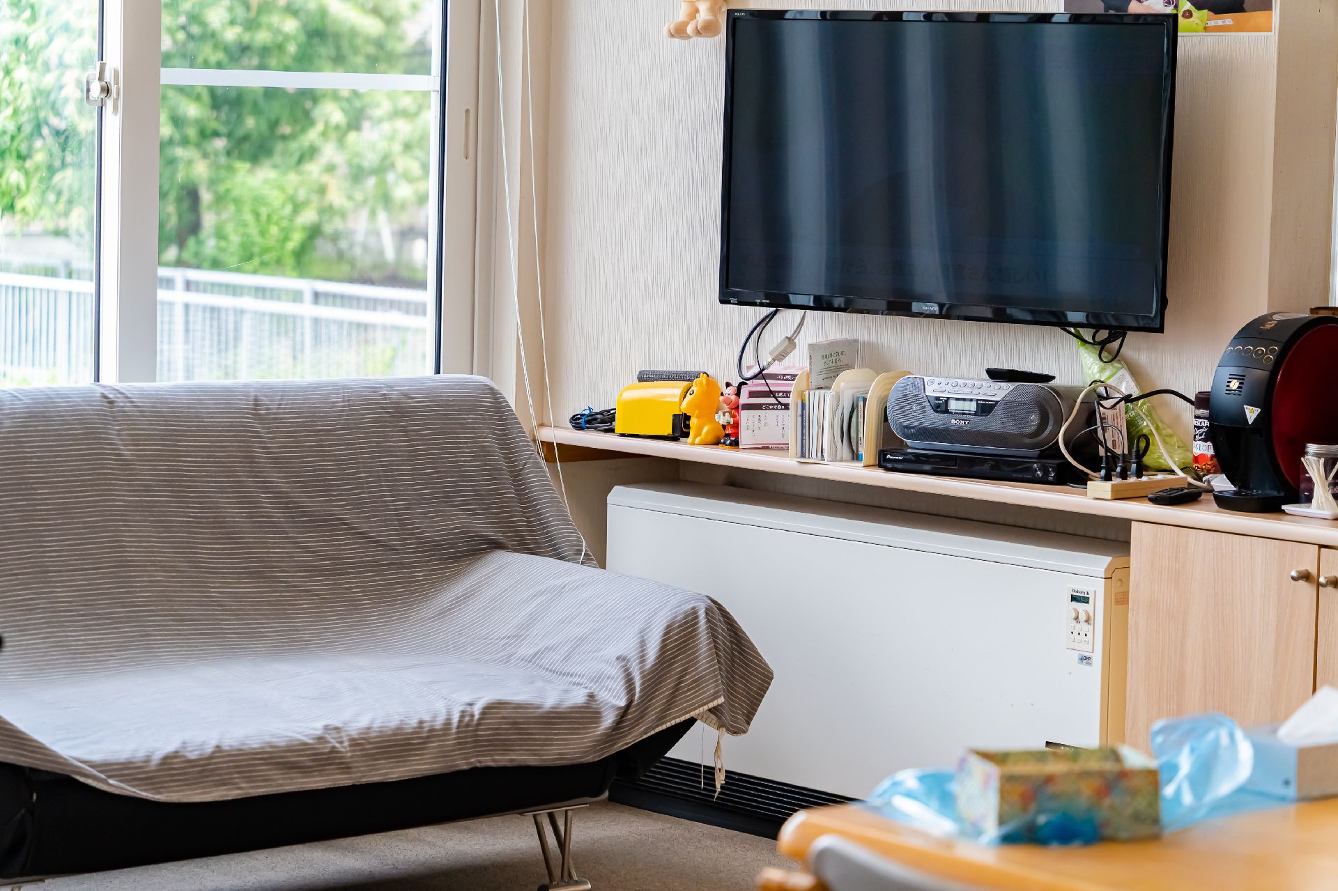 ソファが設置されたテレビのある休憩スペース