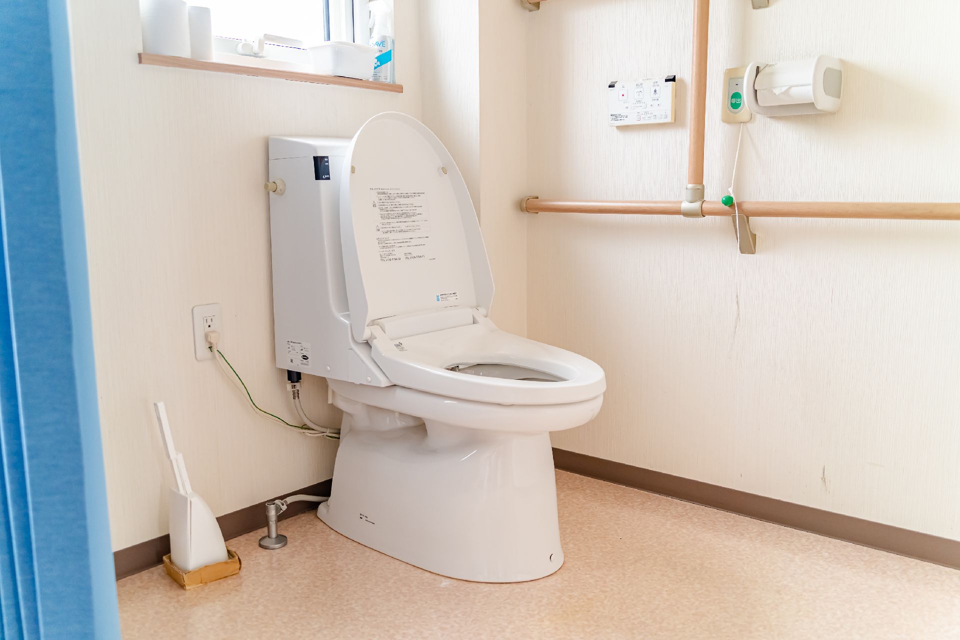 立ち座りの際にご利用できる、手すりのあるトイレ