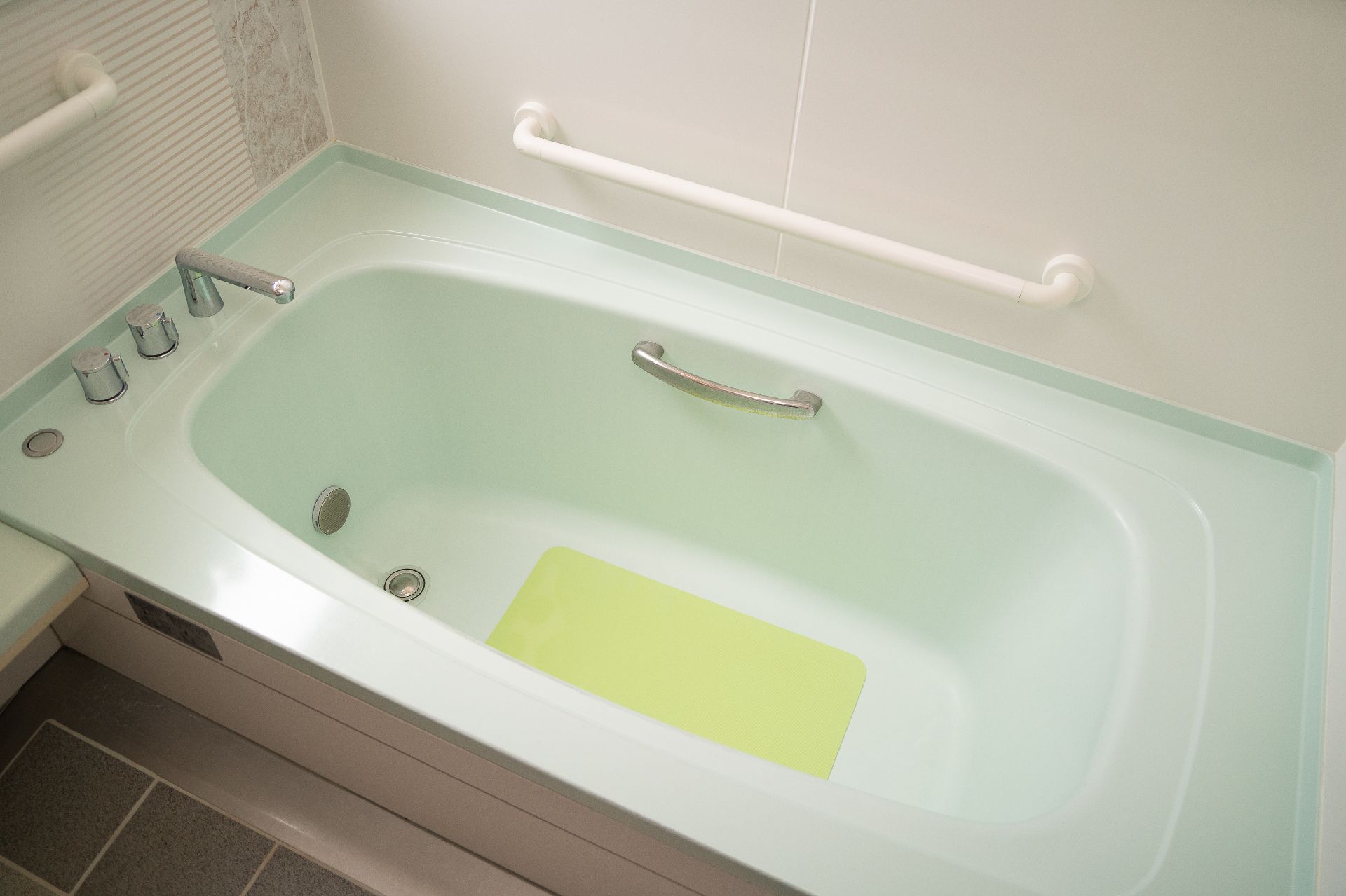 手すりが備わっている浴槽