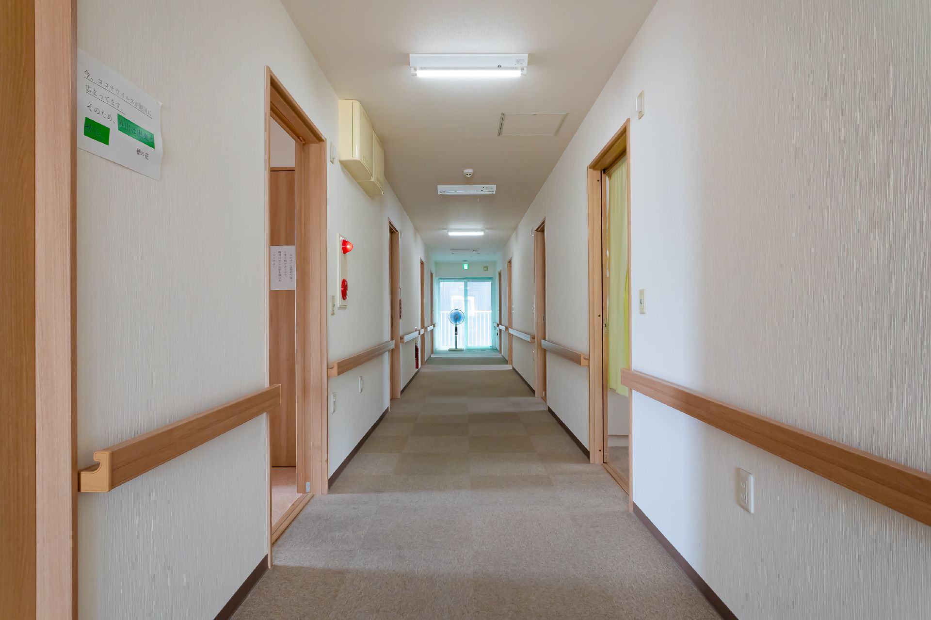 長い通路に設置されている手すり