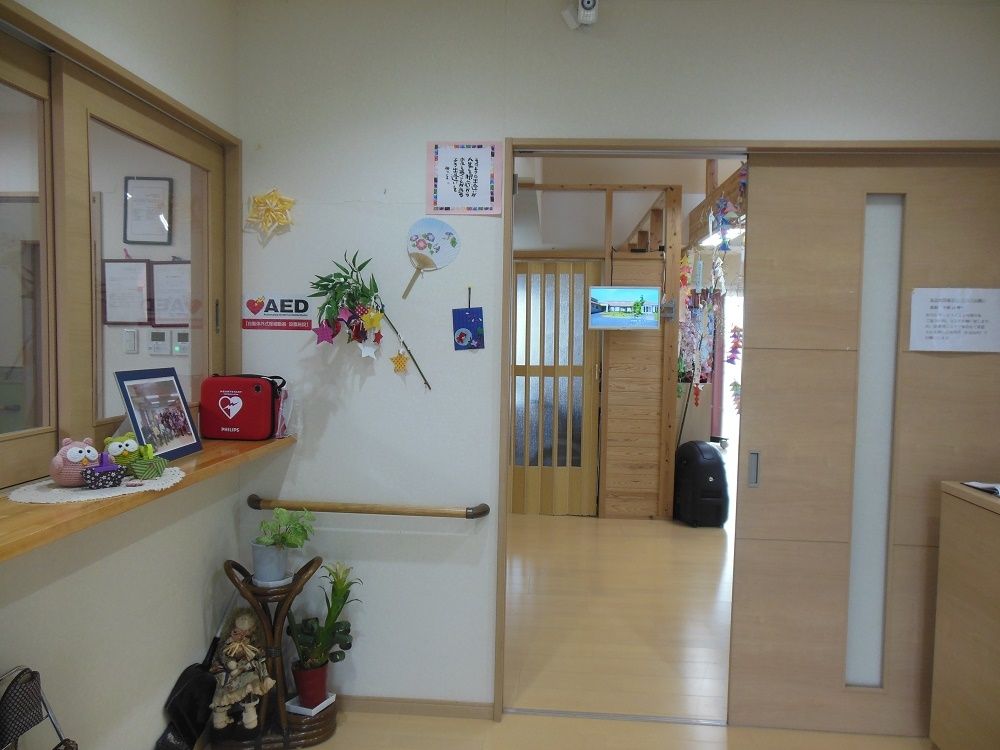 木のぬくもりが感じられる館内にはうちわやフクロウの置物などが置かれ、家庭的な雰囲気。