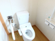 清潔で明るいトイレのある部屋