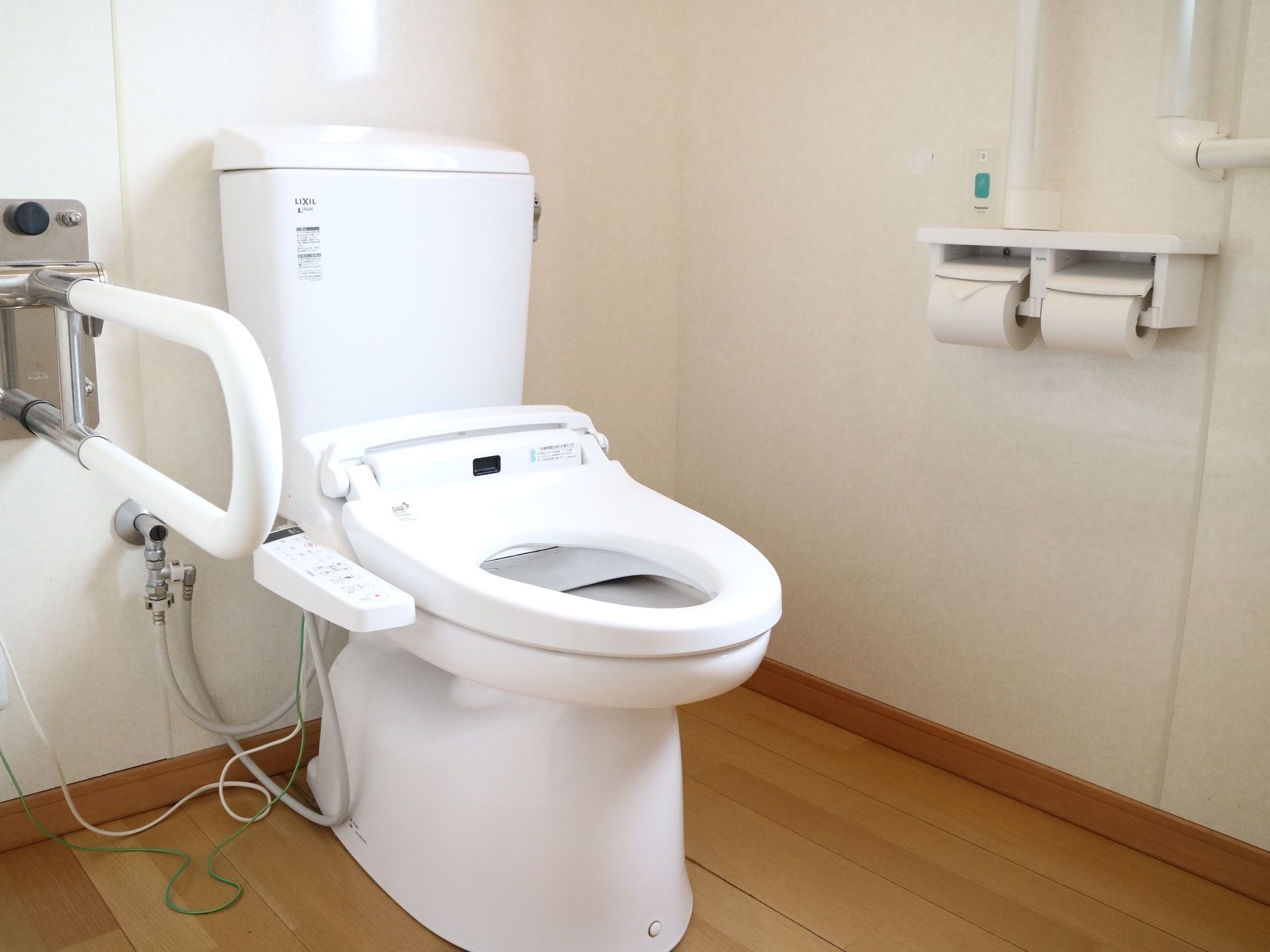 トイレには、ナースコールがかかっている。壁や便座の脇に白い手すりを設け、安全対策を講じている。
