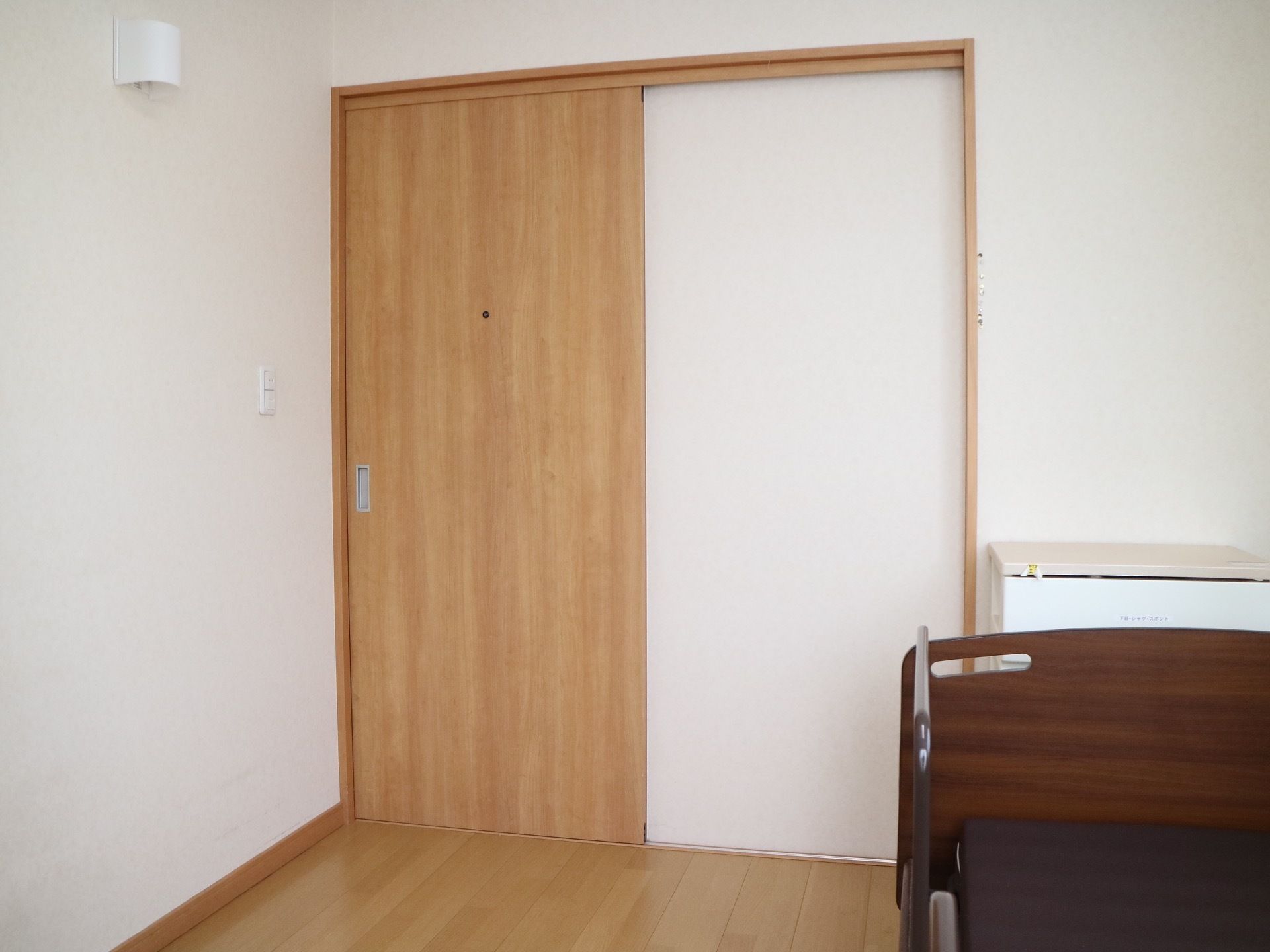 居室の床はフローリングである。平らな床は移動しやすく、通路も十分に取れる。室内にある扉は引き戸である。