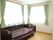 角部屋には、窓が２つ付いている。どちらにもカーテンを２セットずつかけてある。ベッドは周りが茶色い枠で囲まれている。
