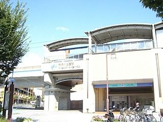 自転車が駅前にたくさん止められていて、駅の１階部分にはコンビニのようなものが入っている。