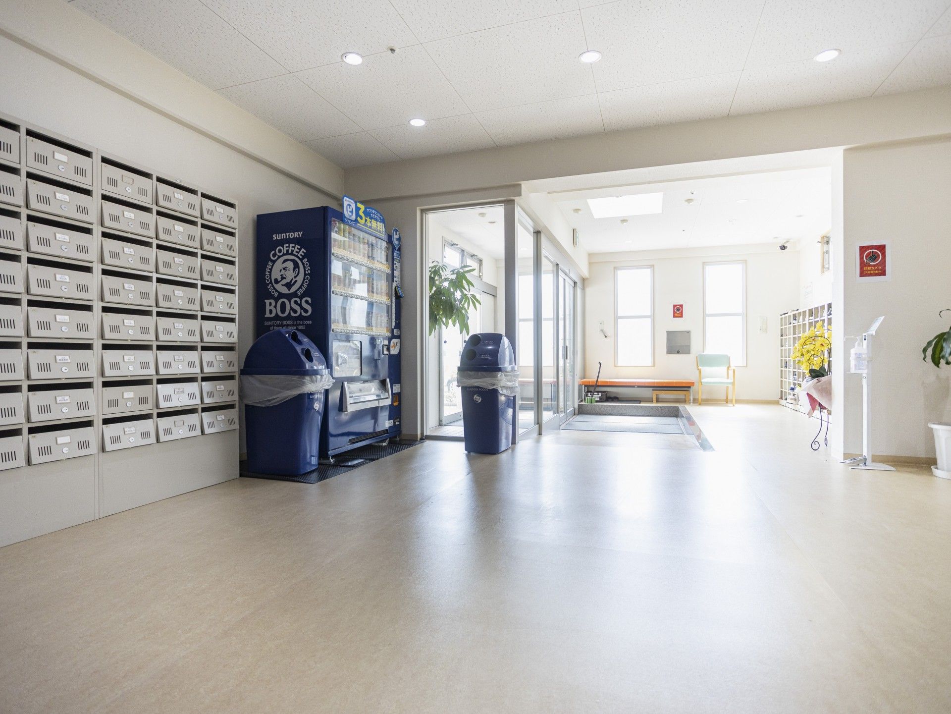 自動販売機と郵便受けのある廊下
