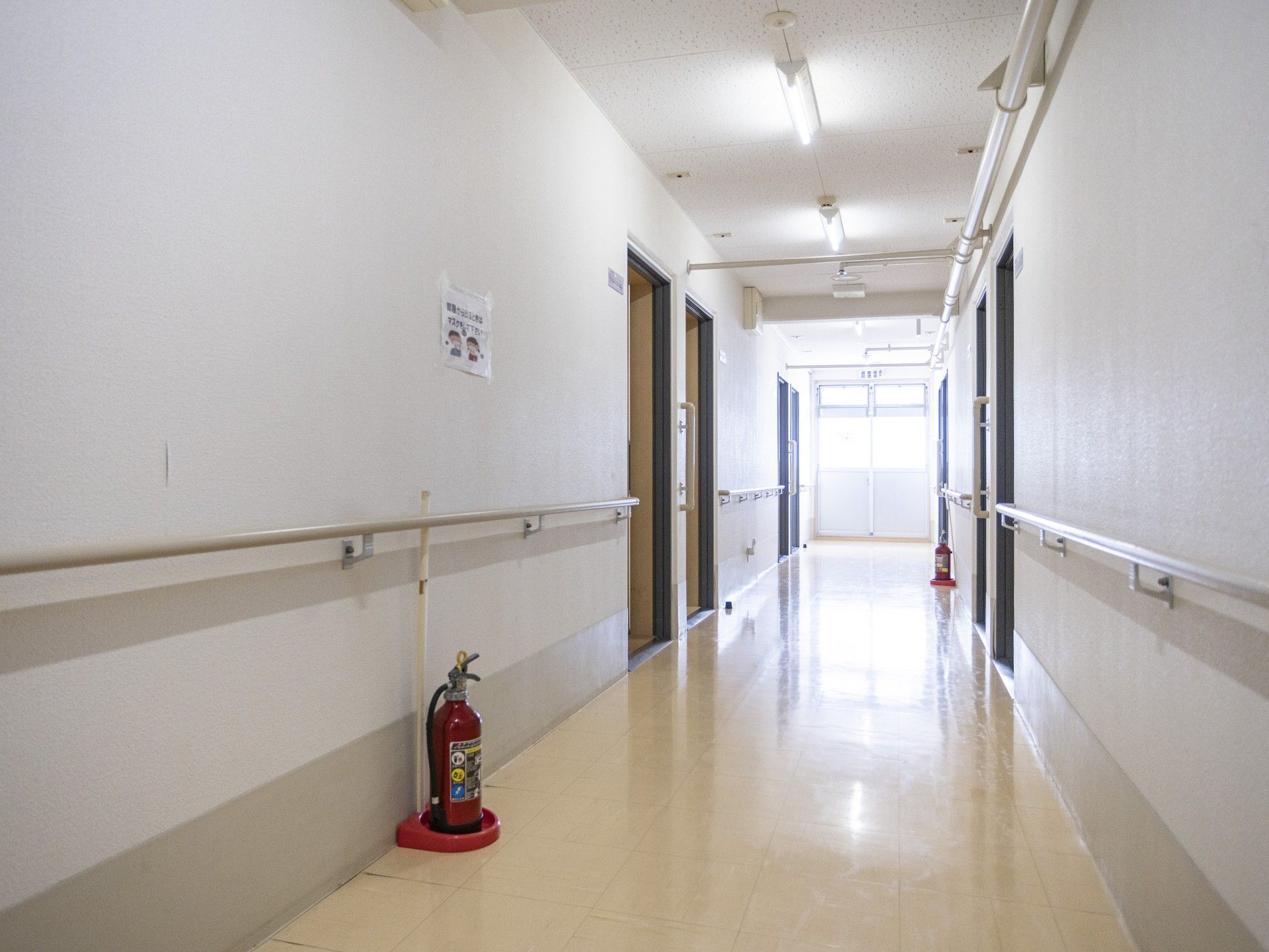 手すり付きの長い廊下