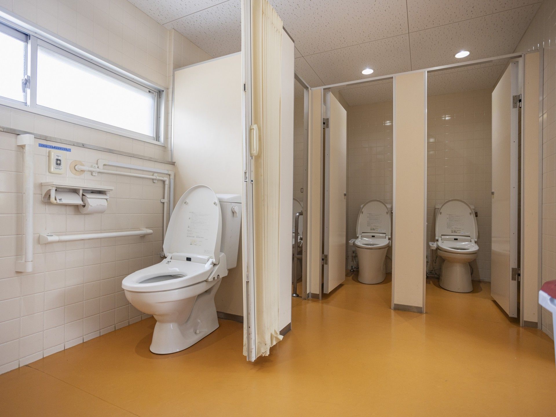 手すり付きのトイレ