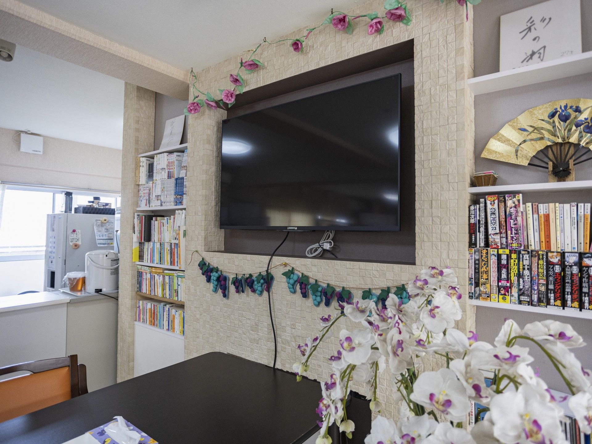 テレビと本棚のある部屋