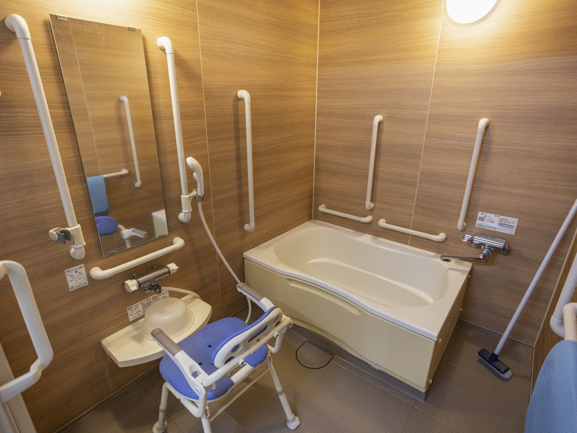 手すり付きの浴室