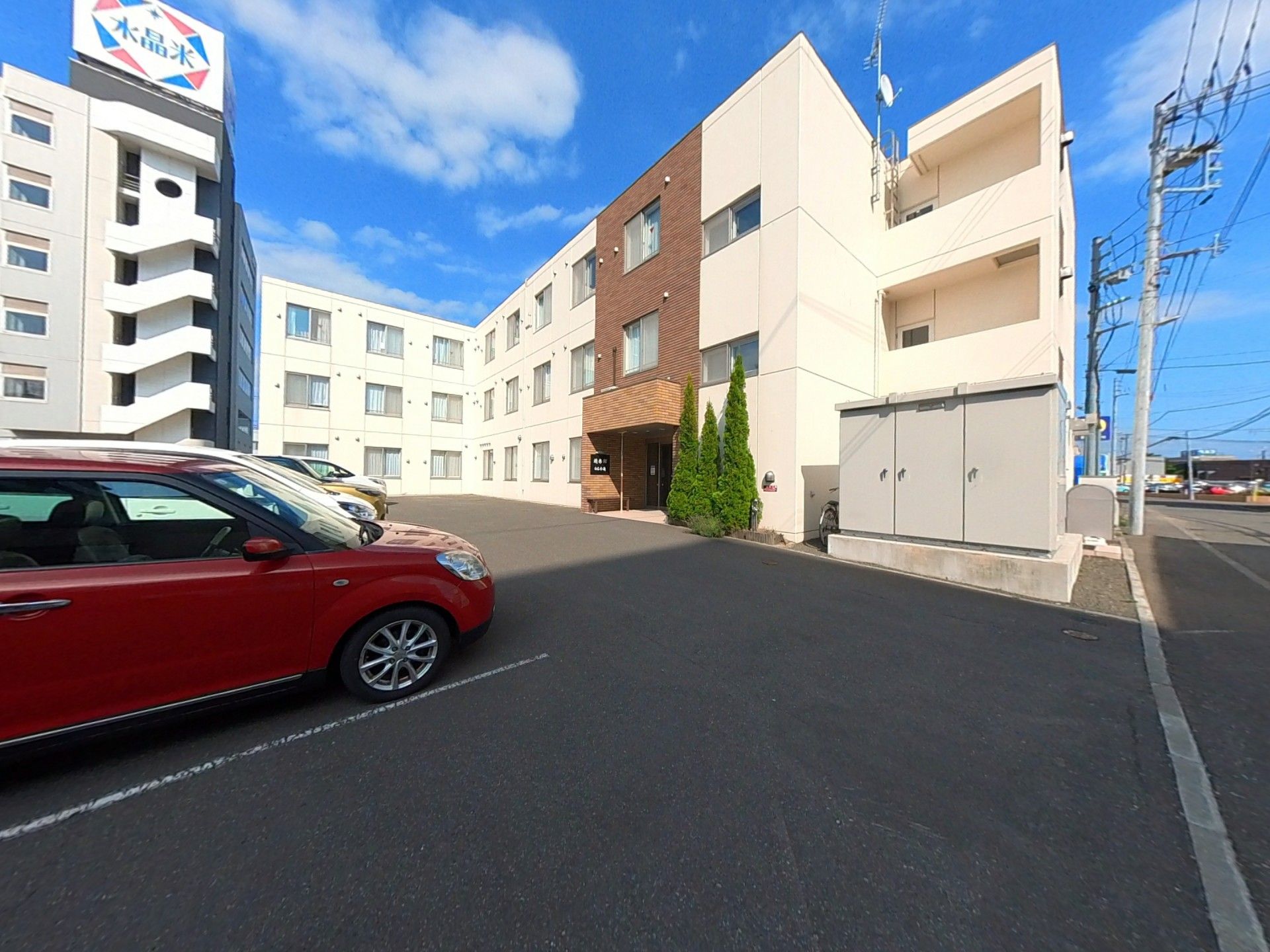 明るい外観の建物入口