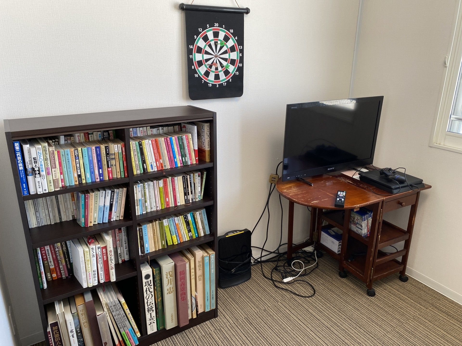 本棚とテレビのある部屋