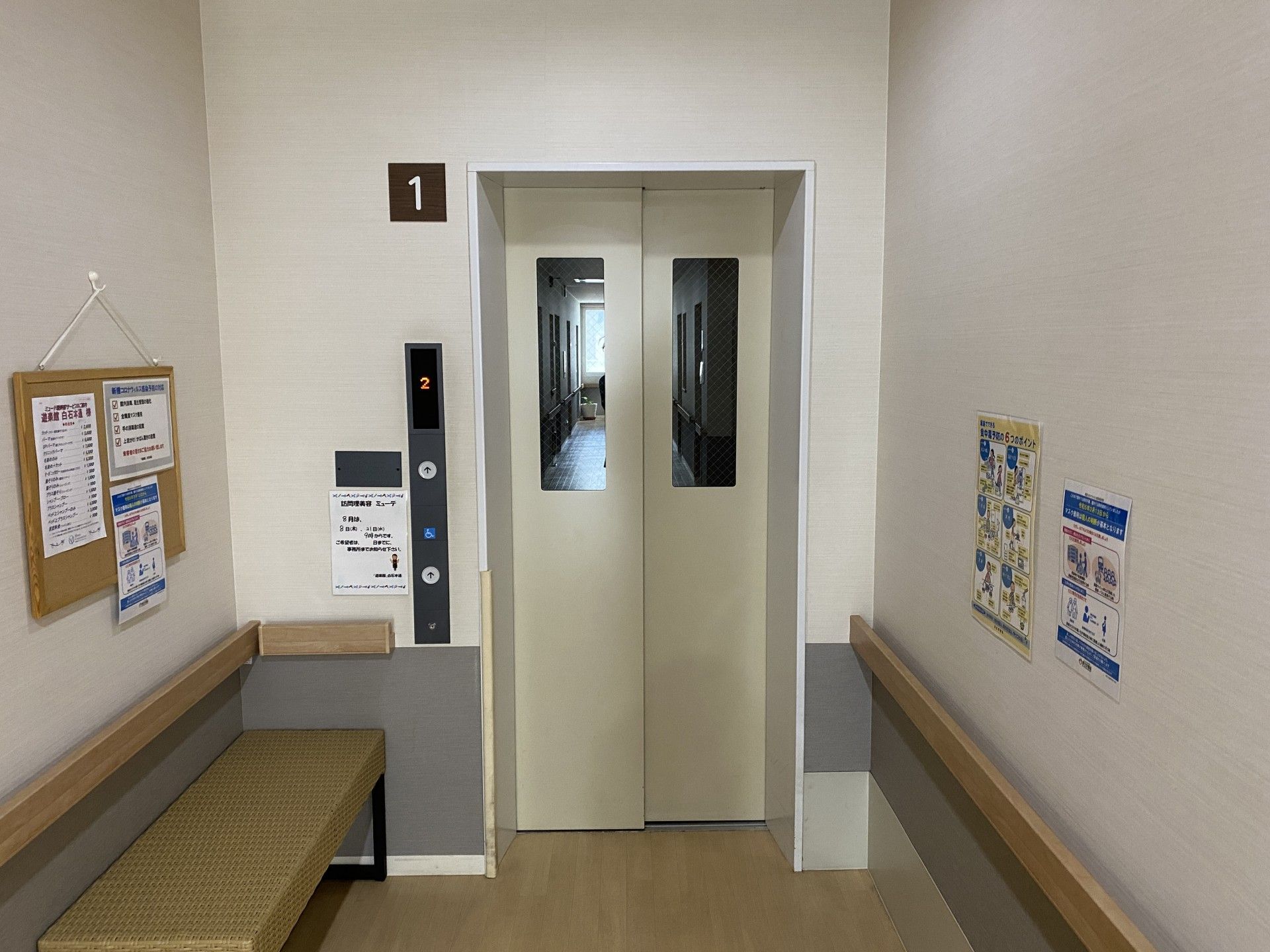 エレベーター前の待合スペース