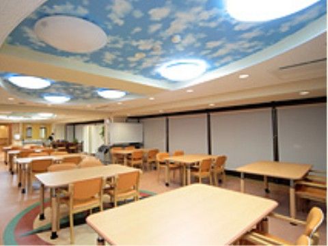 らいふ海老名の食堂。毎日沢山の入居者で賑やかに、楽しいお食事風景となっております。