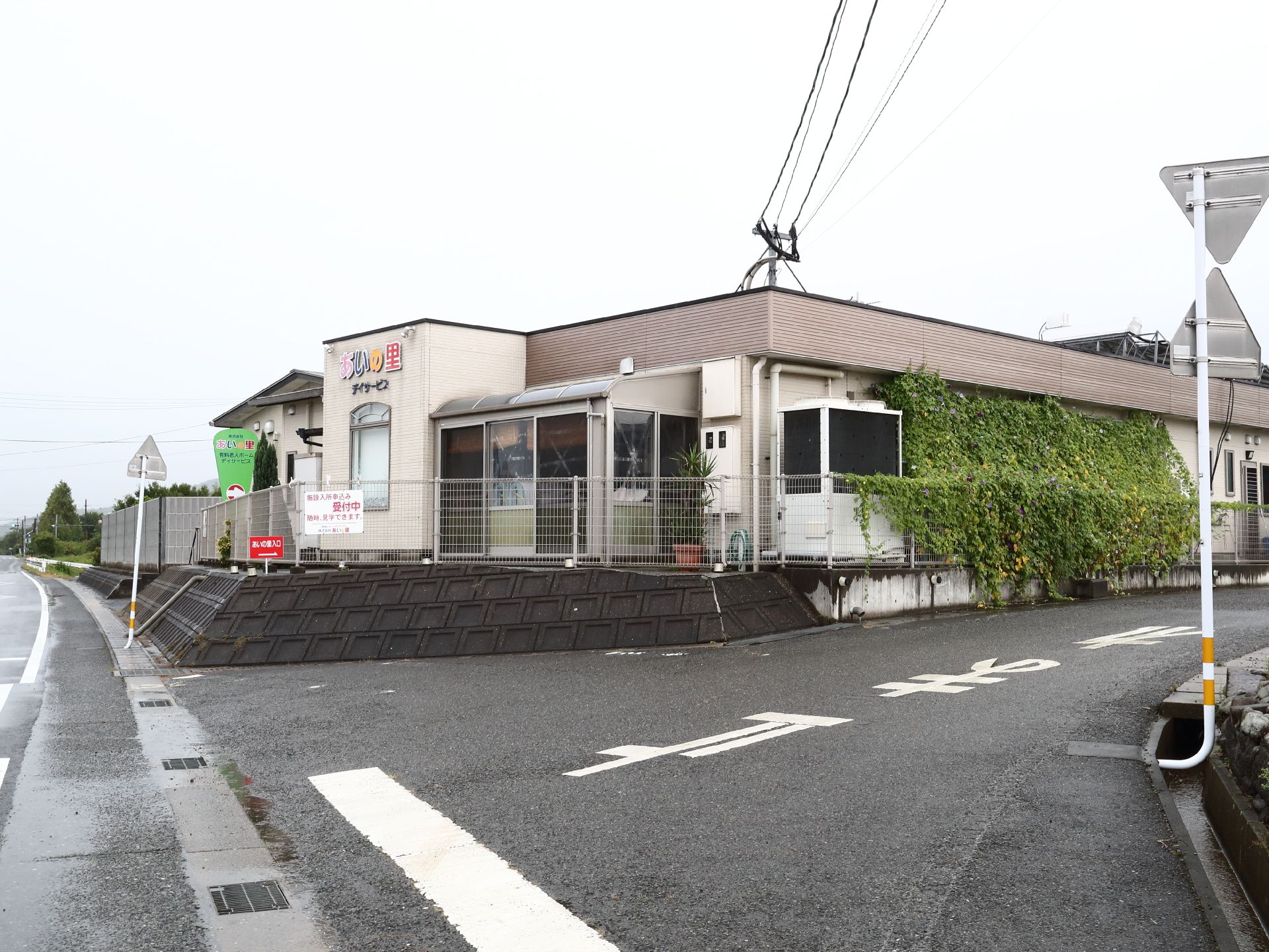 段差が排除された、車椅子の方でも楽に入館できる施設の外観
