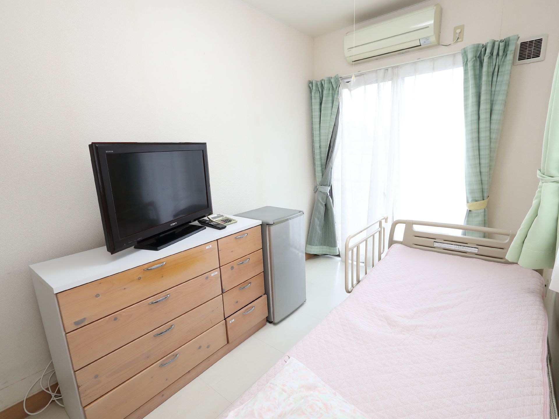介護ベッドが設置され、家具が置かれている居室
