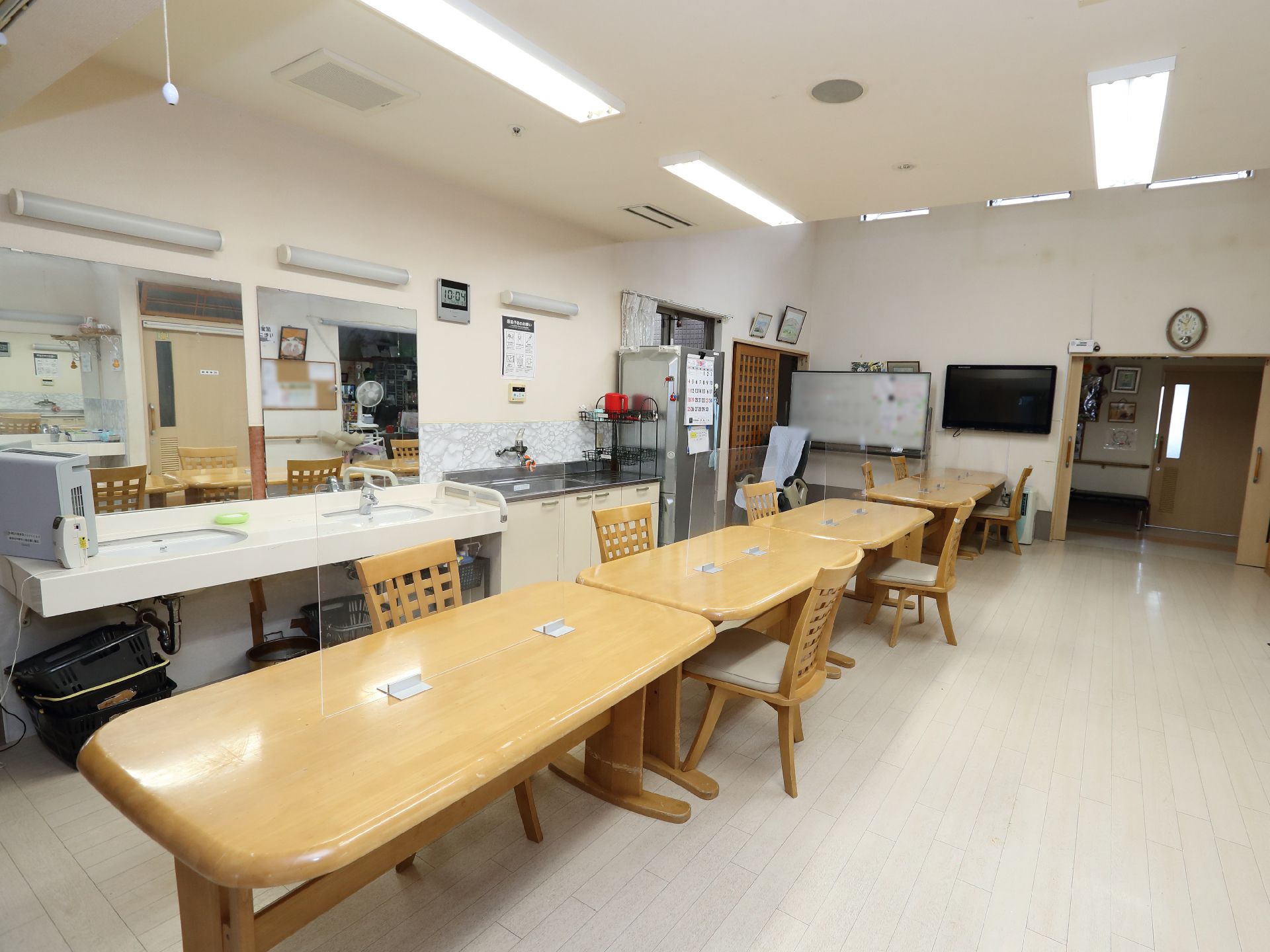 椅子やテーブルが設置され、趣味やコミュニケーションなどで利用されている共有スペース