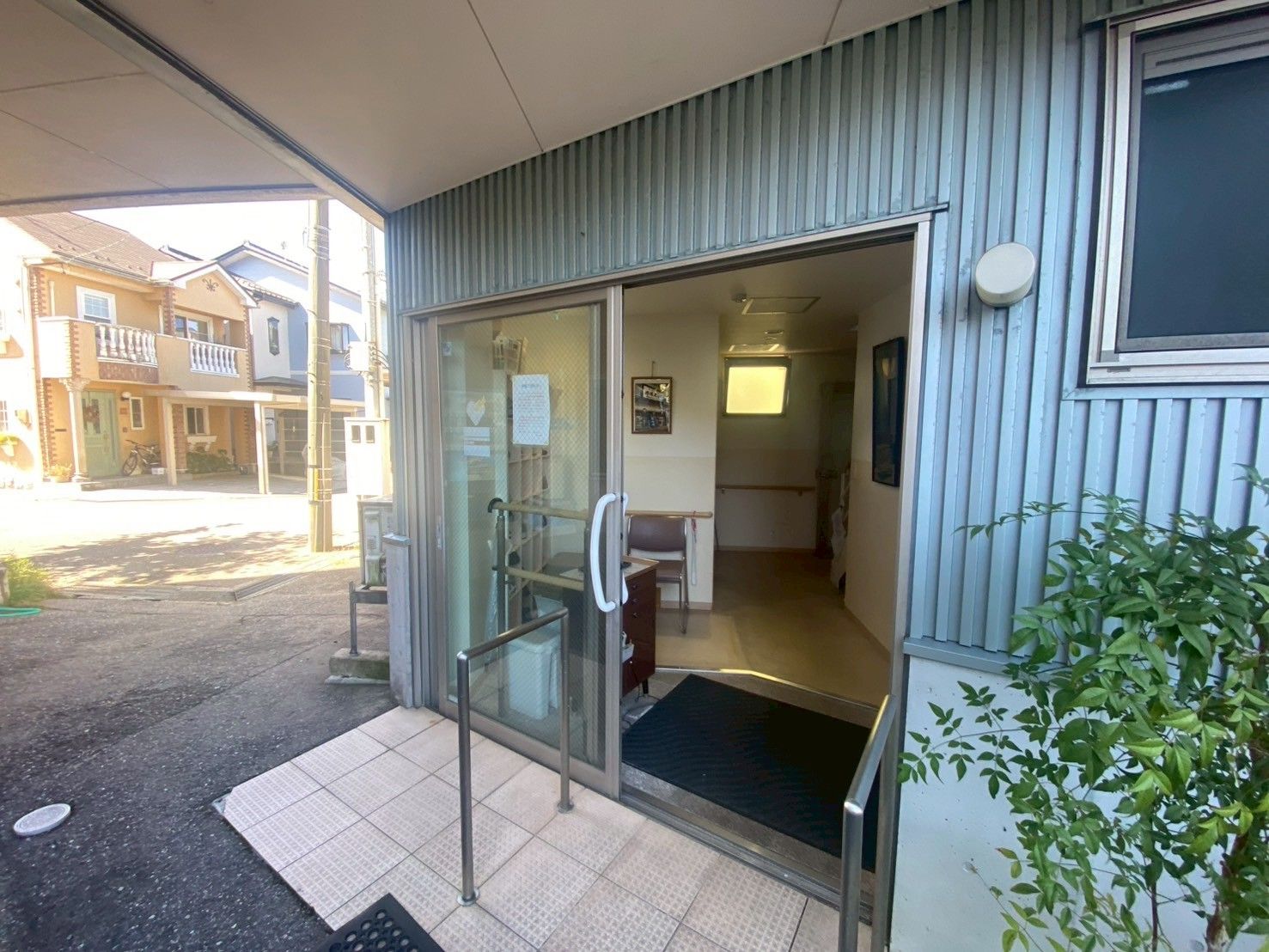 車いすの高齢の男女が笑顔で何かを鑑賞している様子。そばには福祉車両があり、若い男女のスタッフがいる。