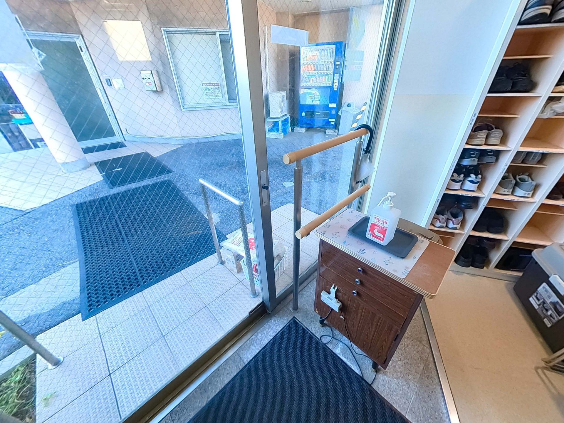 出入口の手すりと靴棚