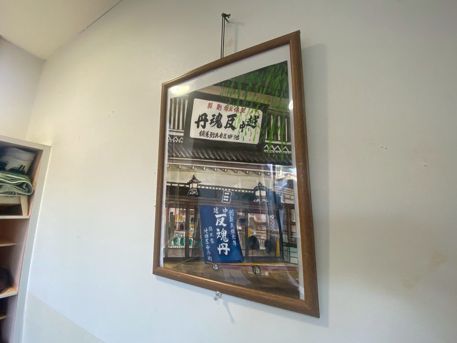 和風の絵が飾られた壁