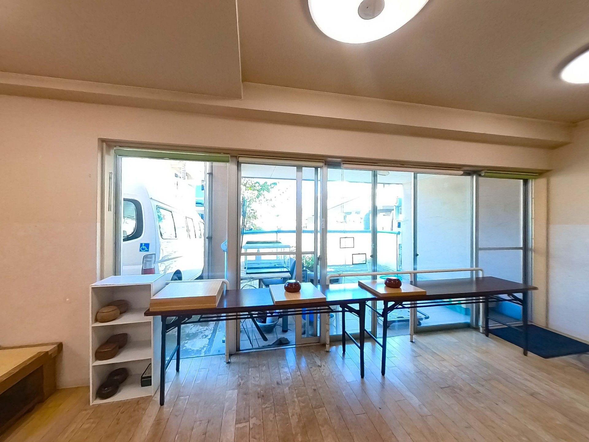 広い窓のある明るい部屋