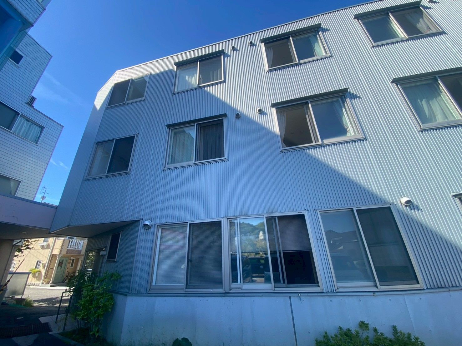 青空の下の建物外観