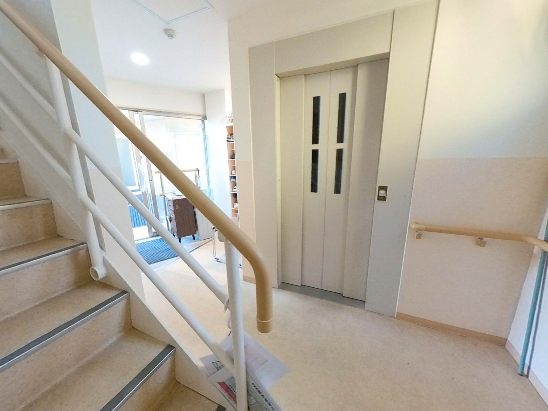 階段とエレベーターのある廊下