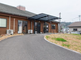 介護施設の外観と周囲の風景