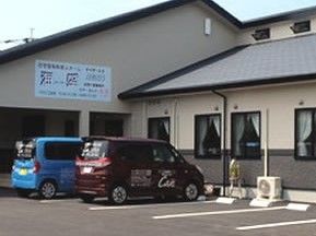大きめの一軒家風の建物の外観。住宅型有料老人ホーム海盛の外観写真