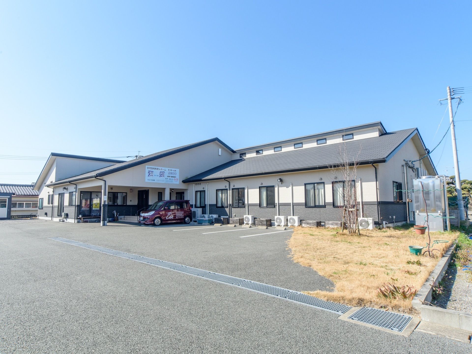 施設の前には複数台分の駐車場がある。地面は整備され傾斜や段差がなく車椅子の移動がスムーズにおこなえる。