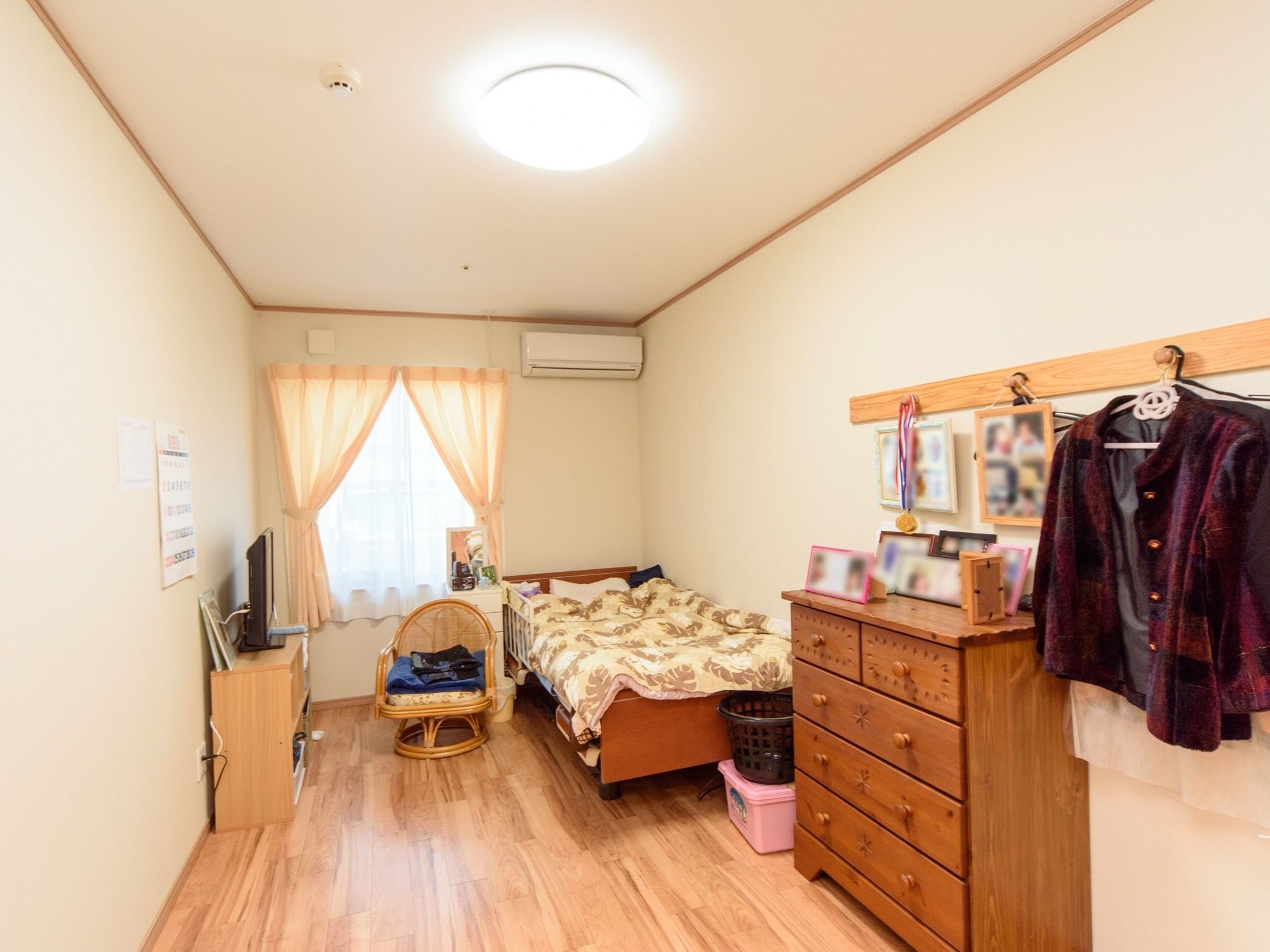 室内は車椅子が自由に移動できる広さがある。入居者様が快適にお過ごしいただけるよう、全室にエアコンを設置している。